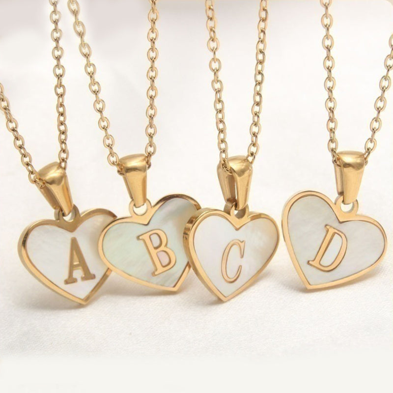 Collar con letras con forma de corazón