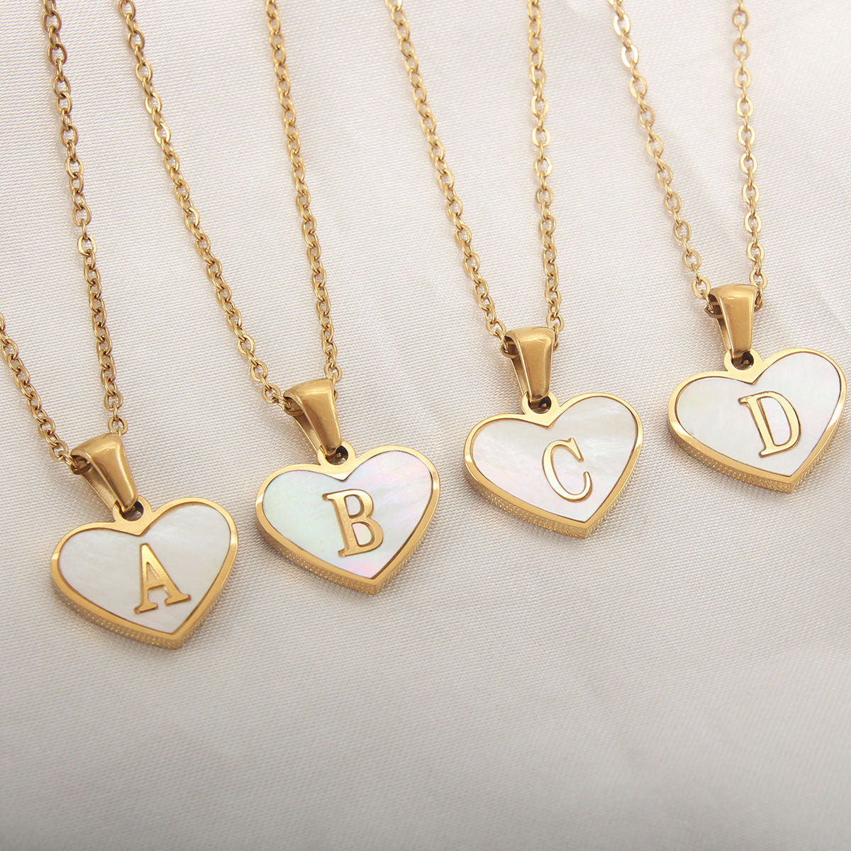 Collar con letras con forma de corazón