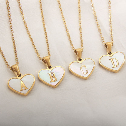 Collar con letras con forma de corazón