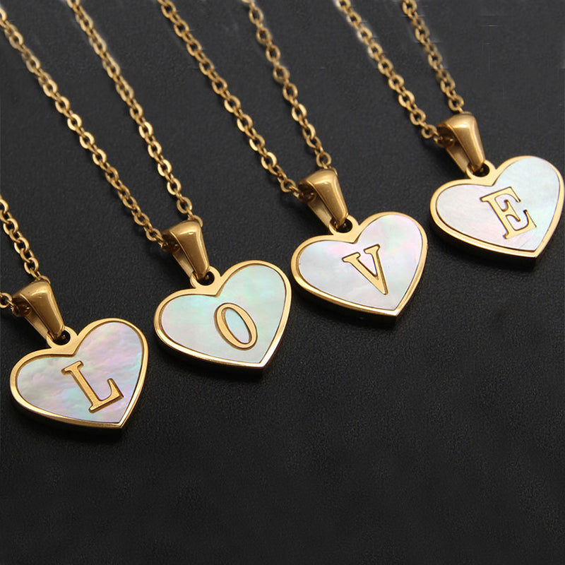 Collar con letras con forma de corazón